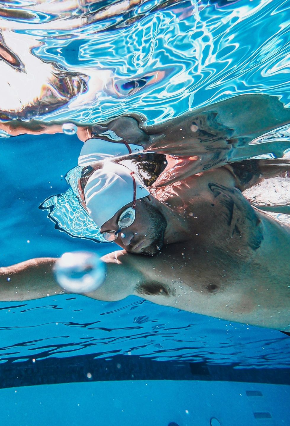 Corsi di Nuoto Bambini Piscina Life Valle Caudina ambino con occhialini durante un corso di nuoto per bambini presso la piscina in Valle Caudina