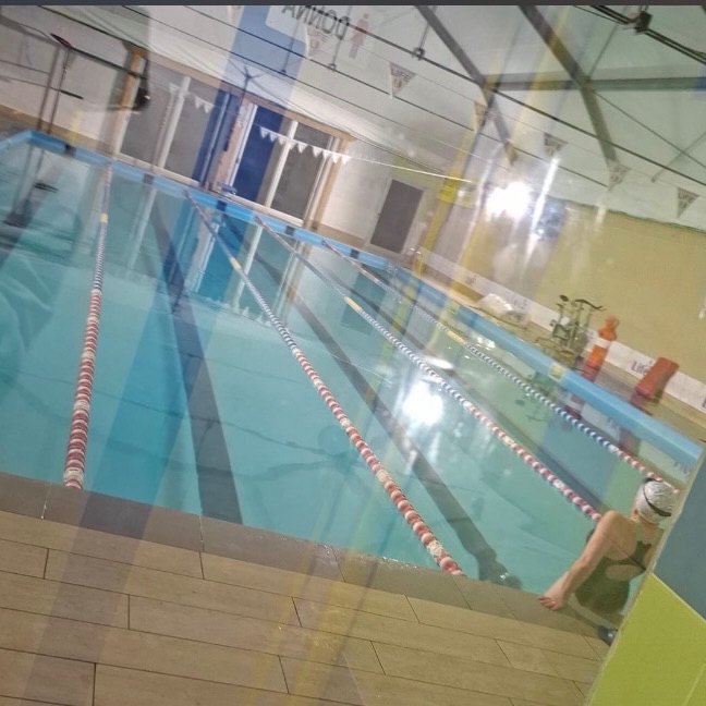 omo che nuota con stile libero in piscina coperta per migliorare la salute cardiovascolare e il benessere fisico a Piscina Life.